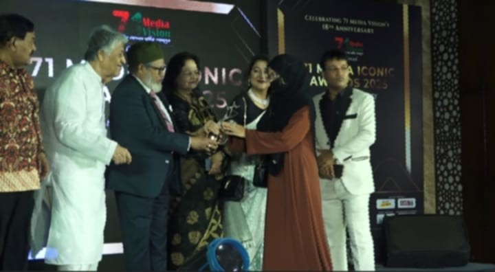 ৭১ মিডিয়া আইকনিক অ্যাওয়ার্ড পেল দেশ টিভির প্রতিবেদক শাহাদাত নিশাদ