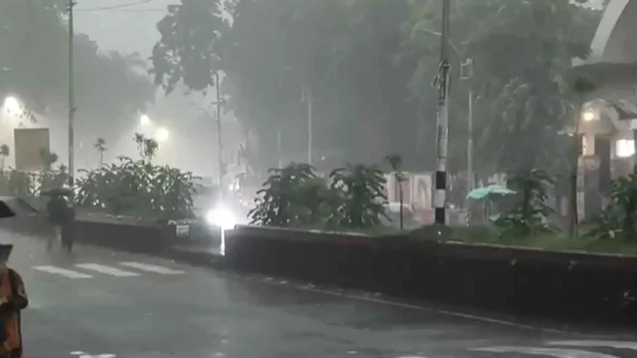 রাজধানীতে স্বস্তির বৃষ্টি